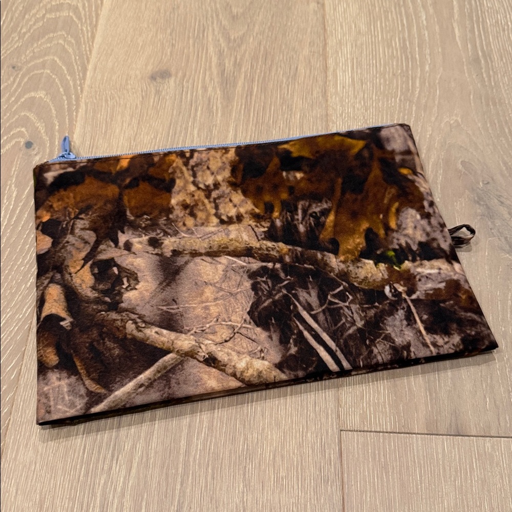 NWOT BAGGU REAL TREE PHOTO FOREST CAMO GO POUCH DISCONTINUED RARE - Picture 2 of 7